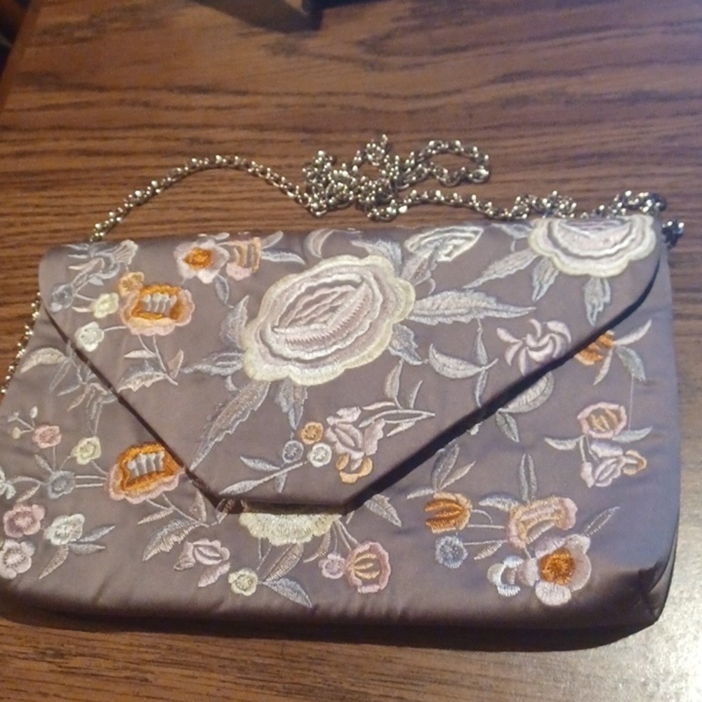 La Regale Silver Floral Embroidered purse, like new, 10"x6"